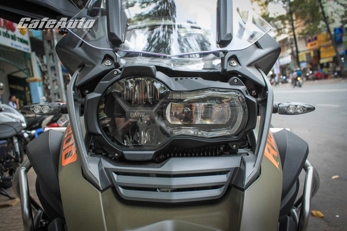 Để phục vụ cho quãng đường hành trình dài, BMW trang bị cho R1200GS bình xăng bằng nhôm siêu nhẹ với thể tích lên đến 30 lít, nhiều hơn tới 10 lít với phiên bản 2013).