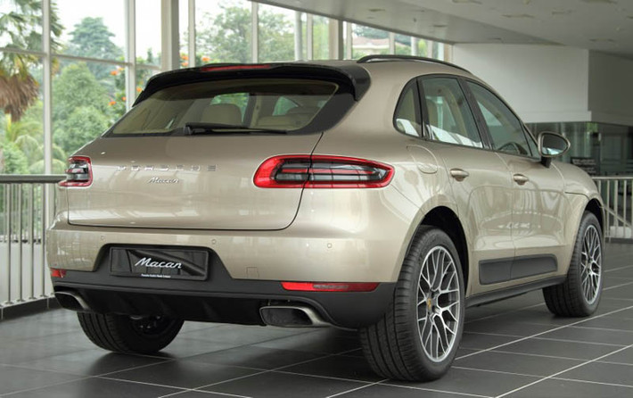 Khách hàng có thể phân biệt Macan cơ bản với các phiên bản S, S Diesel và Turbo bằng cách quan sát tên xe gắn phía sau đuôi. Hoặc phân biệt bằng màu sắc má phanh: Macan cơ bản có má phanh được sơn màu đen còn Macan S/S Diesel sơn màu bạc và Macan Turbo sơn màu đỏ.