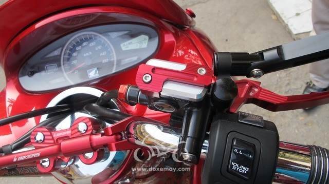 Đầu xe có gắn một số đồ chơi như ghi đông Biker, nắp dầu Biker...