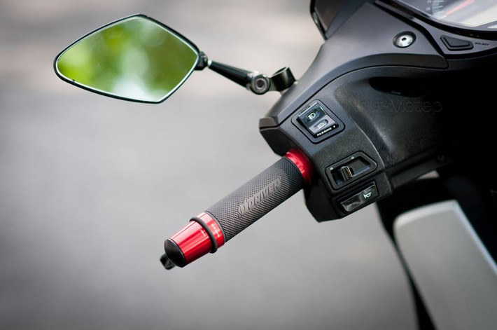 Theo lời chủ xe, Honda SH này được lên một số đồ chơi đẹp và hút mắt. Xe gắn bao tay Rizoma và bao tay Driven xịn cùng kính Racing Boy.