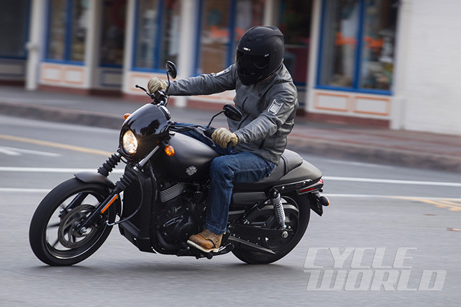 Đây sẽ là mẫu xe có giá rẻ nhất của Harley-Davidson tại Việt Nam. Mức giá dự kiến của Harley-Davidson Street 750 vào khoảng từ 299 triệu đồng đến 305 triệu đồng.
