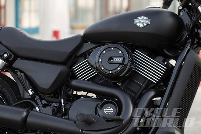 Street 750 sử dụng động cơ V-twin, xi-lanh có góc nghiêng 60o cho công suất 57,6 mã lực tại 8000 vòng/phút, mômen xoắn cực đại 58,6 Nm tại 3800 vòng/phút.