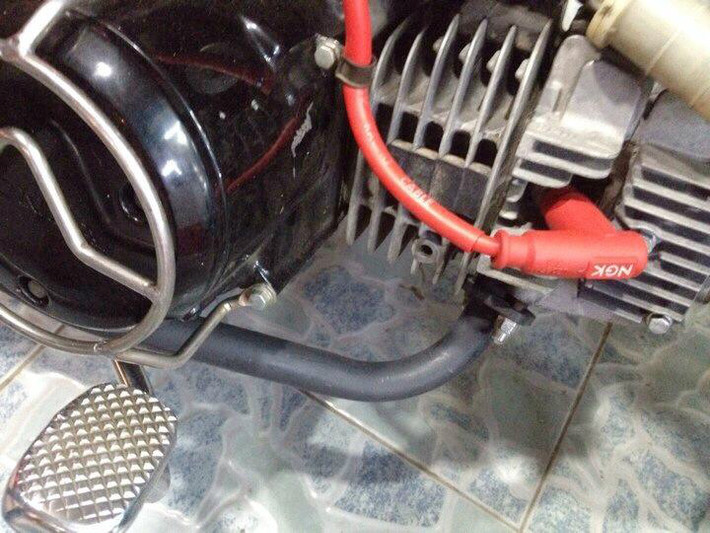 Xe mang đầu nòng ống hơi "Made in Thailand", cùng bình xăng được lấy từ Honda Future và tăng áp NGK.