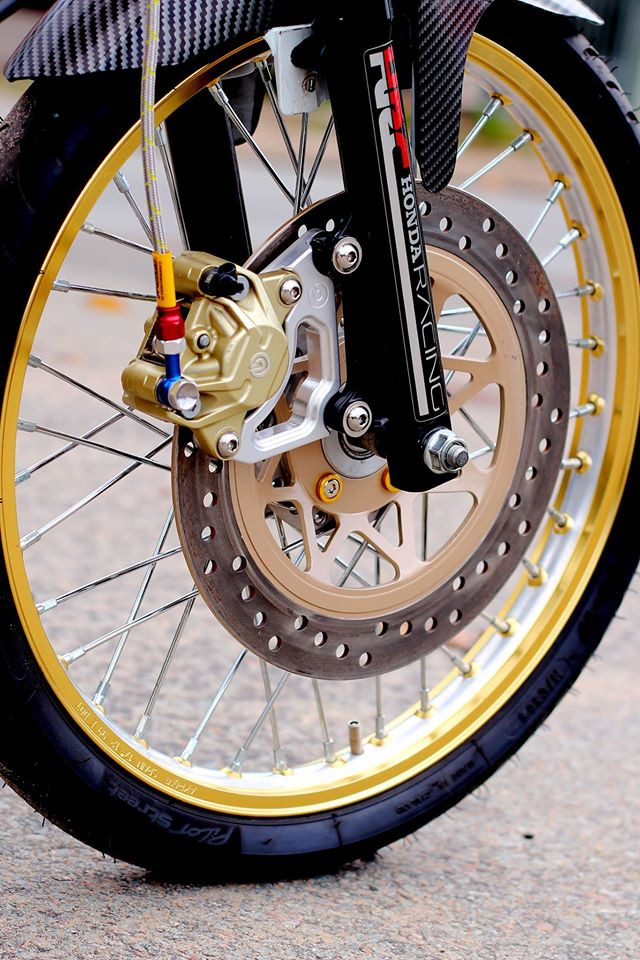 Dàn bánh căm niềng nhôm sáng bóng cùng heo Brembo đối xứng, dĩa lớn đồ chơi.