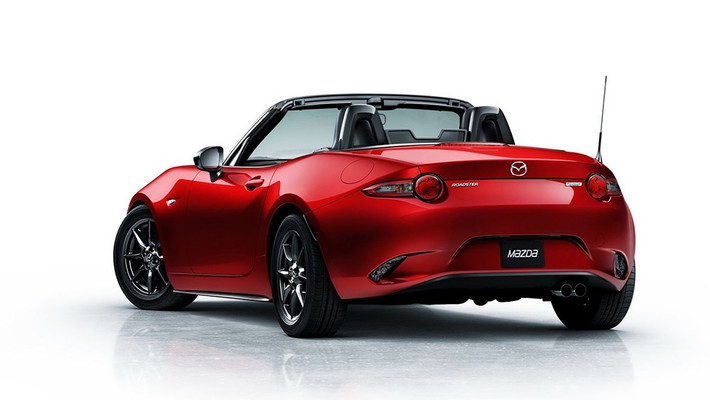 MX-5 "đời thứ tư" được thiết kế chủ yếu dựa trên ngôn ngữ thiết kế "Kodo" tạo nên những đường nét sắc cạnh nhưng không kém phần mềm mại.