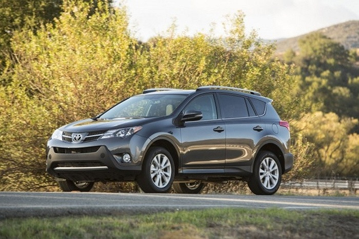 6. Toyota RAV4. Hãng Toyota đã có tới 2 sản phẩm lọt vào danh sách này. Tháng vừa qua RAV4 tiêu thụ được 35.614 chiếc. Doanh số tăng 24.3% trong năm nay, với số lượng RAV4 tiêu thụ được trên thế giới là 179.345 chiếc.
