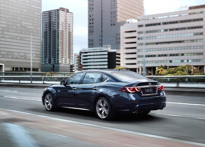 Chính vì thế, Infiniti Q70L 2015 với ngoại hình được nâng cấp, trục cơ sở kéo dài và nhiều công nghệ an toàn được bổ sung hứa hẹn sẽ trở thành một thách thức thực sự cho các đối thủ đến từ Đức.