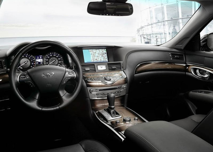 Infiniti Q70L 2015 có nhiều tùy chọn động cơ khác nhau. Một là động cơ V6, dung tích 3.7L có công suất tối đa 330 mã lực. Hai là hệ thống động cơ Hybrid V6 3.5L cho công suất tối đa 360 mã lực và cuối cùng là động cơ V8 5.6L với công suất tối đa 420 mã lực. Tại châu Âu, Infiniti còn cung cấp thêm động cơ dầu Diesel tăng áp có dung tích 3.0L.