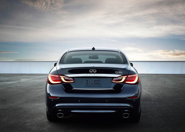 Infiniti Q70L 2015 có một số cải tiến như hệ thống đèn pha sắc sảo, bổ sung thêm hệ thống đèn LED chạy ban ngày. Cụm đèn sương mù cũng được nâng cấp với khe hút gió mạ chrome nổi bật, tích hợp thêm dải LED ngang được đặt bên trên.
