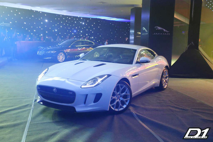 Chiếc F-Type được giới thiệu lần này thuộc phiên bản S coupe. Jaguar F-Type S Coupe là mẫu xe hai cửa - hai chỗ lý tưởng cho những ai thích một chiếc xe thể thao với thiết kế sang trọng.