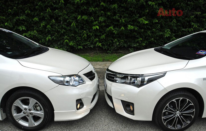 Về ngoại hình, thiết kế của Altis mới khác hẳn phiên bản Mỹ và có nhiều nét giống với dòng xe Vios vừa ra mắt hồi đầu năm. Có thể nói, Altis mới (xe phải) mang ngoại hình trẻ hơn chứ không hoàn toàn thiết kế theo kiểu trung tính giống như thế hệ cũ (xe trái).