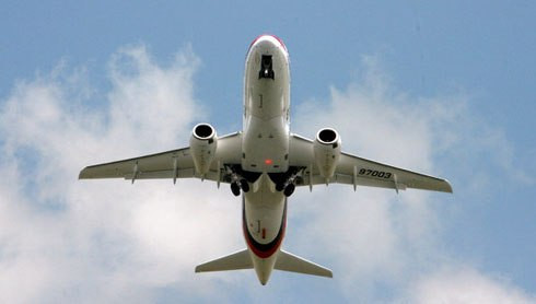Sukhoi Superjet 100 dài 26-29m, sải cánh 27,8m, cao 10,28m.