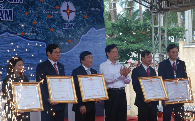 Tại buổi lễ, Thủ tướng trao tặng bằng khen 5 tập thể, cá nhân có đóng góp cho sự phát triển của Lý Sơn. Ảnh: Tuổi trẻ.