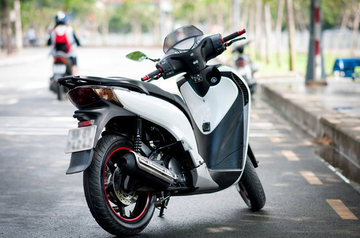 Chiếc xe được nhiều tín đồ mê xe thèm thuồng. Đây cũng là đời xe đẹp nhất trong các đời SH ở Việt Nam. Việc độ thêm một số món đồ khiến chiếc xe trở nên lung linh hơn và cái giá 170 triệu đồng không phải là không có cơ sở. Nguồn ảnh: Chợ VNRCB.