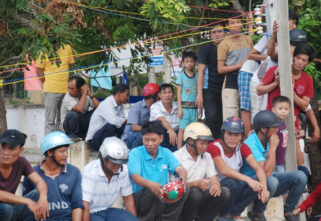 Nhiều người dân không vào được khu vực dự lễ đã trèo lên cây, mái nhà và tường nhà để theo dõi sự kiện quan trọng với người dân đất đảo này. Ảnh: Zing News.