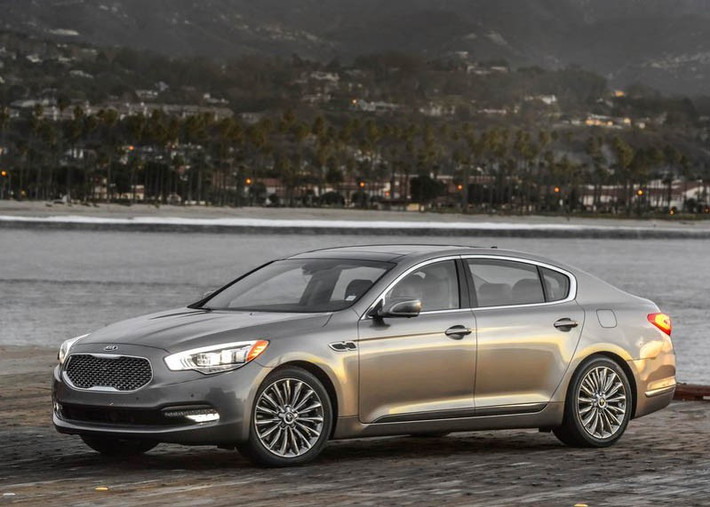 Kia K900 2015 có giá tại Mỹ vào khoảng 59.500 USD (tương đương 1,26 tỷ đồng).