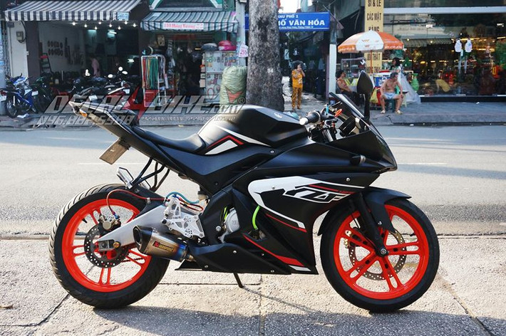 Yamaha R125 được khoác áo mới đen mờ hầm hố, khác biệt với dàn tem trắng-đen, đỏ-đen hay xanh-đen vốn có của dòng xe này.