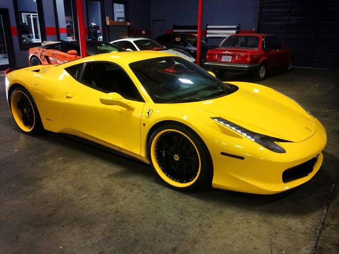 Một siêu xe Ferrari 458 Italia khác độ toàn màu vàng.