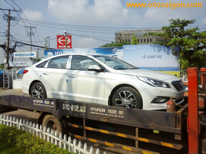Một số trang thiết bị tiện nghi có thể kể ra như 6 túi khí với 10 điểm nổ, chìa khoá thông minh và khởi động bằng nút bấm Startop, rèm cửa sổ kính sau, gương chiếu hậu chống chói.