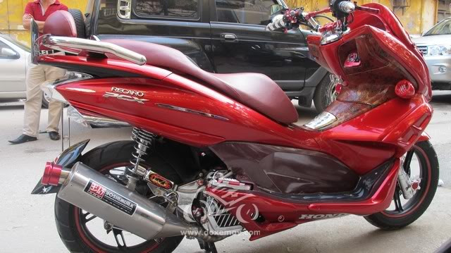 Chủ nhân chiếc xe sành điệu khi gắn cây pô Yoshimura cùng nắp chụp cổ màu đỏ cho xe. Chiếc pô này sẽ mang lại cho xe âm thanh vang dội khi lưu thông trên đường.