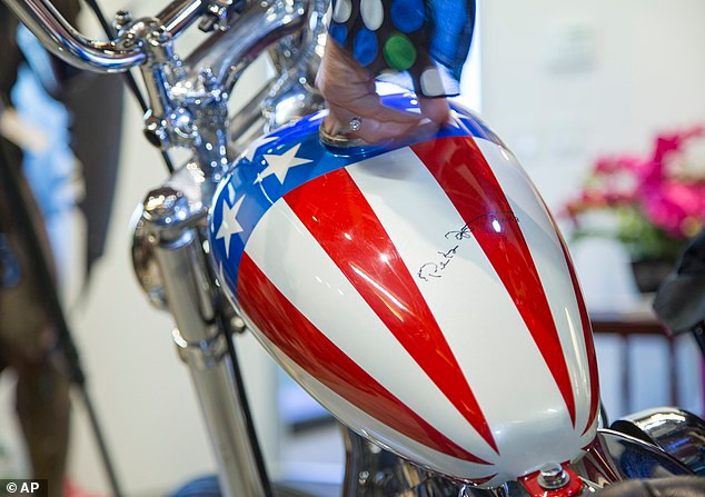 Trên đầu xe có cả chữ ký của nam tài tử Peter Fonda.