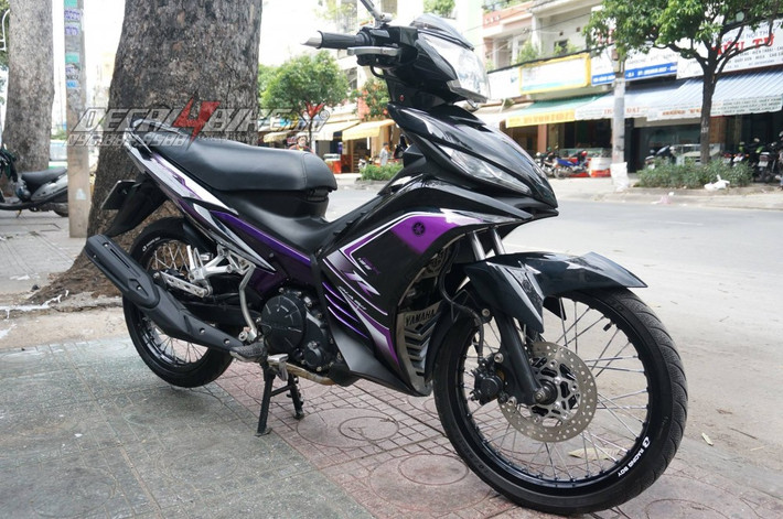 Mẫu xe đang thống trị thị trường xe côn tay nhỏ hiện nay - Exciter thần thánh với vô số dàn tem độc lạ.