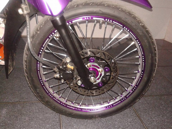 Dàn chân trước tím ngắt với niềng nhôm và dĩa Braketech Thái màu tím đi cùng đùm nhôm đồng màu.