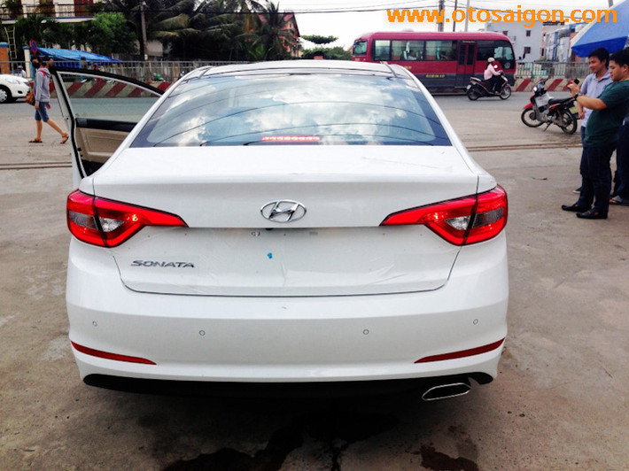 Nhìn chung, các trang thiết bị trên Hyundai Sonata 2015 là khá tốt. Hơn thế nữa hành khách trên chiếc xe này còn sở hữu không gian nội thất rộng rãi hơn trước, với 4.855 x 1.865 x 1.475 mm (dài x rộng x cao), chiều dài cơ sở 2.805 mm. Dung tích khoang hành lý 462 lít.