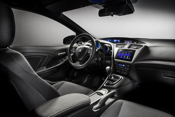 Honda chỉ nâng cấp chút ít nội thất Civic hatchback 2015, tiêu biểu là ghế bọc vải phong cách trẻ trung hơn.