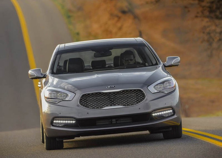 K900 2015 có ngoại hình bắt mắt với phong cách khá thể thao. Hệ thống treo được điều chỉnh êm ái giúp người lái có trải nghiệm lý tưởng.
