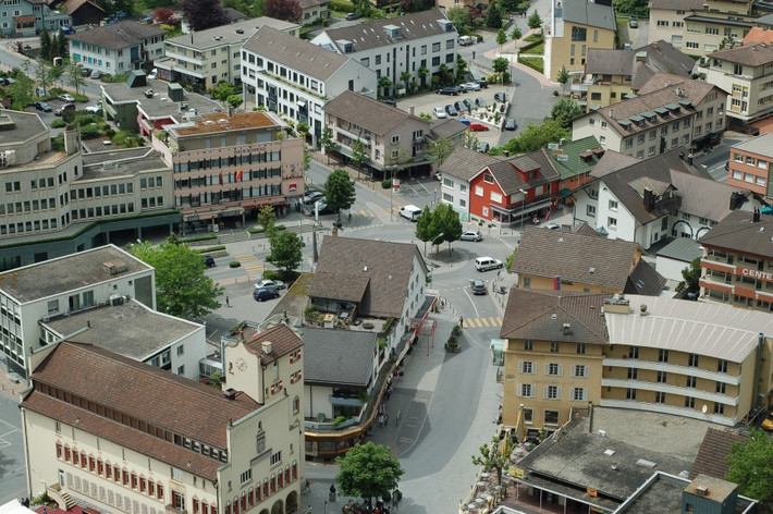 Liechtenstein: 744 xe con/1.000 người. Với 37 nghìn người sống trong 160 km2, Liechtenstein đã trở thành nước đứng thứ 2 trong danh sách những nước có mật độ ô tô nhiều nhất thế giới. Dù nước này đã đầu tư cho các nhà ga, trạm xe bus, hệ thống hàng không, nhưng dân Liechtenstein vẫn thích tự lái xe riêng hơn.