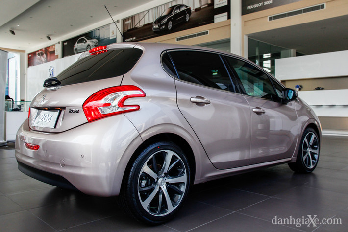 Ở mức giá của Peugeot 208, sự lựa chọn xe không chỉ là nhu cầu sử dụng mà còn là sự lựa chọn của phong cách, cá tính. Thị trường VIệt Nam đã có sự tham gia của rất nhiều mẫu "xe lạ" trong tầm giá và phân khúc này như Fiat 500, Volkswagen Beetle, Citroen DS3.