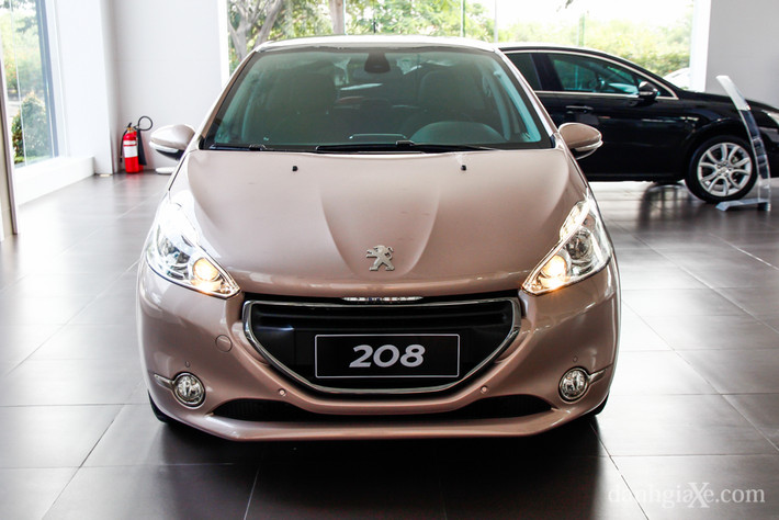 Nếu như MINI Cooper tạo sức hút từ dáng vẻ cổ điển thì mẫu xe đến từ Pháp Peugeot 208 với thiết kế hiện đại, hầm hố cùng logo sư tử sáng bóng đầy kiêu hãnh tạo sự chú ý.