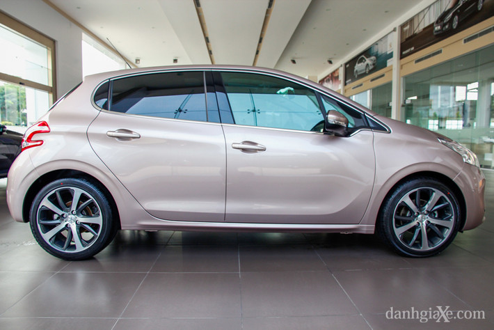 Peugeot 208 sở hữu kích thước tổng thể dài x rộng x cao tương ứng 3.962 x 1.739 x 1.460 (mm) chiều dài cơ sở 2,538 mm. Kích thước này của xe nhỏ hơn khá nhiều so với các mẫu xe Đức và nhỉnh hơn so với MINI Cooper.