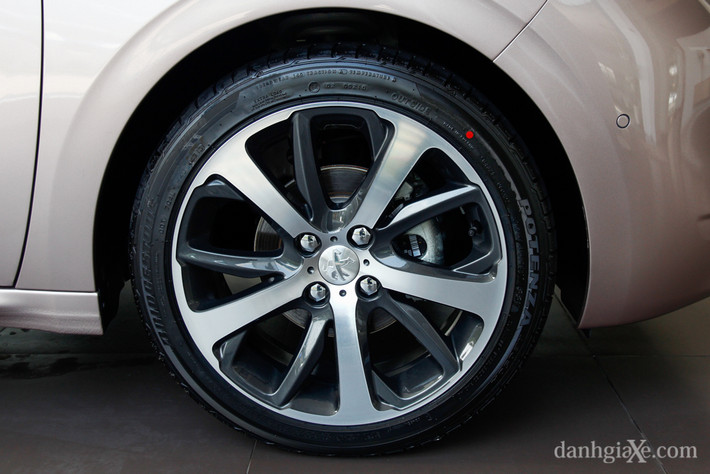 La-zăng hợp kim 17 inch đi cùng lốp xe 205/45 R17...