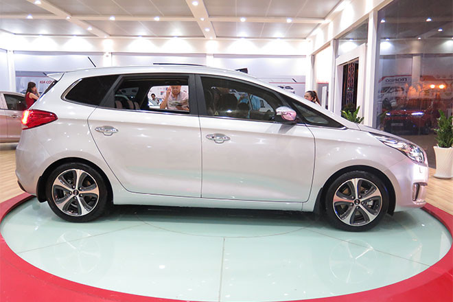 Kia Rondo ngắn hơn Innova 55 mm với chiều dài tổng thể 4.525 mm, thấp hơn 135 mm với chiều cao 1.610 mm nhưng lại rộng hơn 35 mm với chiều rộng tổng thể 1.805 mm. Khoảng sáng gầm xe của Kia Rondo ở mức 151 mm.