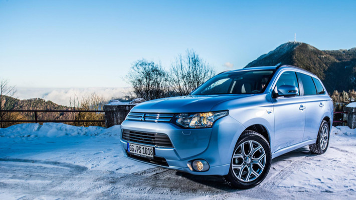 Mitsubishi Outlander PHEV Phiên bản Outlander PHEV được trình làng tại triển lãm xe hơi Paris 2012. Mẫu xe này được trang bị hệ thống động cơ Hybrid gồm động cơ xăng MIVEC 4 xy-lanh 2.0L và hai động cơ điện. Xe có thể chạy điện hoàn toàn trong 60km với tốc độ tối đa lên đến 120km/h.