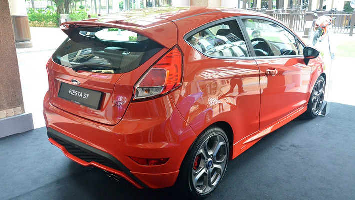 Ngoài thiết kế 3 cửa độc đáo (thay vì 5 cửa như bản tiêu chuẩn), Ford Fiesta ST còn khá nổi bật với cản trước và sau thiết kế lại, đèn pha Halogen mạnh mẽ.