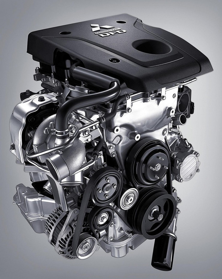 Về động cơ, Mitsubishi cung cấp 4 tùy chọn động cơ cho Triton 2015. Đó là động cơ xăng 2.4L, cho công suất 126 mã lực và mô-men xoắn 194 Nm.