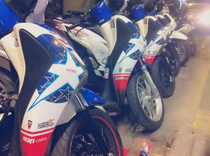 Bộ tem lấy ý tưởng từ chiếc Ducati Corse 1199 của tay đua Nicky Hayden mang trong mình đầy khác biệt.
