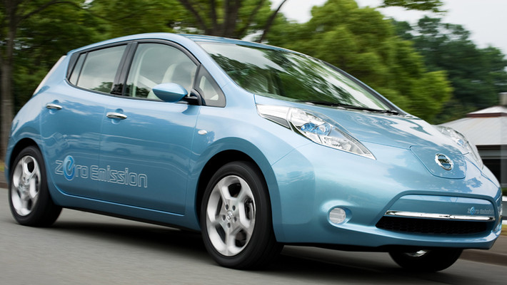 Nissan Leaf 2014. Chiếc Hatchback 5 cửa, cỡ nhỏ này trang bị động cơ điện có công suất 110 mã lực và mô-men xoắn cực đại 280Nm, sử dụng nguồn điện từ Pin Li-on 24kWh. Thế hệ Nissan Leaf 2014 có thể vận hành trong khoảng 200km khi được sạc đầy. Xe có khả năng tăng tốc 0-100km/h trong vòng 11,5 giây.