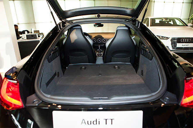 Chiếc Audi TT Coupe 2.0 TSFI mới có giá sau thuế từ 1,78 tỷ đồng với thời gian bảo hành 3 năm không giới hạn số km.