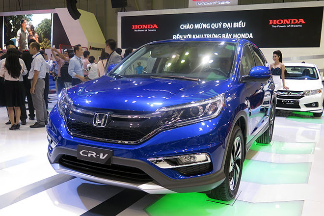 So với phiên bản trước, CR-V 2014 sở hữu thiết kế trẻ trung và thể thao hơn. Điểm nhấn ở ngoại thất nằm ở lưới tản nhiệt mới, hệ thống đèn chiếu sáng ban ngày kiểu mới.