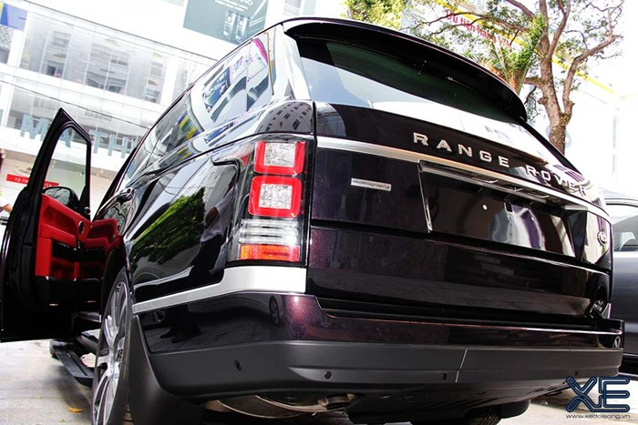Chiếc Range Rover LWB Autobiography đầu tiên về Việt Nam này thuộc sở hữu của chủ Khách sạn Hai Bà Trưng – KS 5 sao đầu tiên tại Thành phố Buôn Ma Thuột. Chiếc SUV 5 chỗ dài 5.200 mm (trục cơ sở 3.120 mm) có nước sơn ngoại thất độc đáo màu tím sẫm ánh kim.