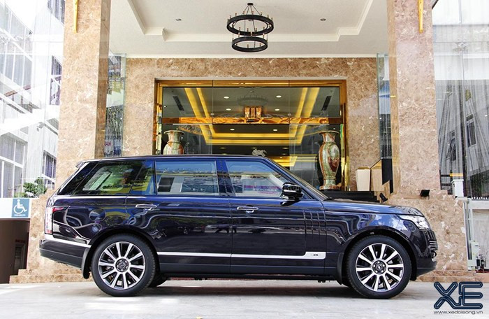 Tại thị trường Mỹ, Range Rover LWB có giá chỉ từ 106.225 USD, trong khi bản Range Rover Autobiography có giá từ 137.675 USD. Bản trục cơ sở dài Range Rover LWB Autobiography có giá từ 143.025 USD. Phiên bản cao nhất là Range Rover LWB Autobiography Black có giá từ 185.030 USD.