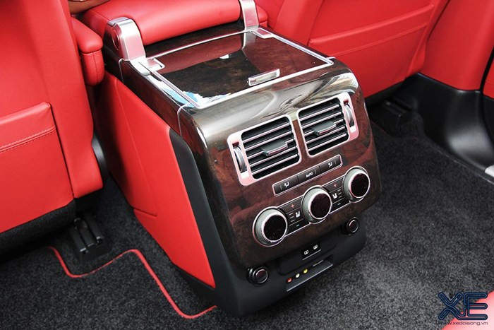 Range Rover có khả năng vượt địa hình xuất sắc nhờ những nền tảng công nghệ lâu đời. Xe có khả năng lội qua vùng nước sâu tới 900mm.