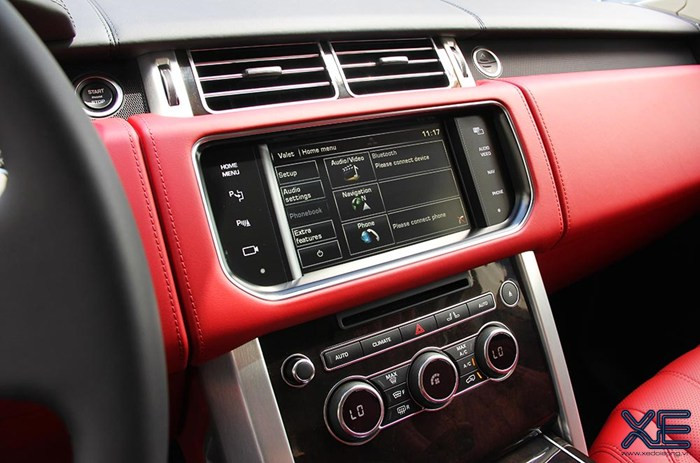 Ngoài da cao cấp bọc phần lớn nội thất, chiếc Range Rover Autobiography còn cho thấy mức độ chế tác thủ công tinh xảo với gỗ, nhôm và crôm được dùng để trang trí.