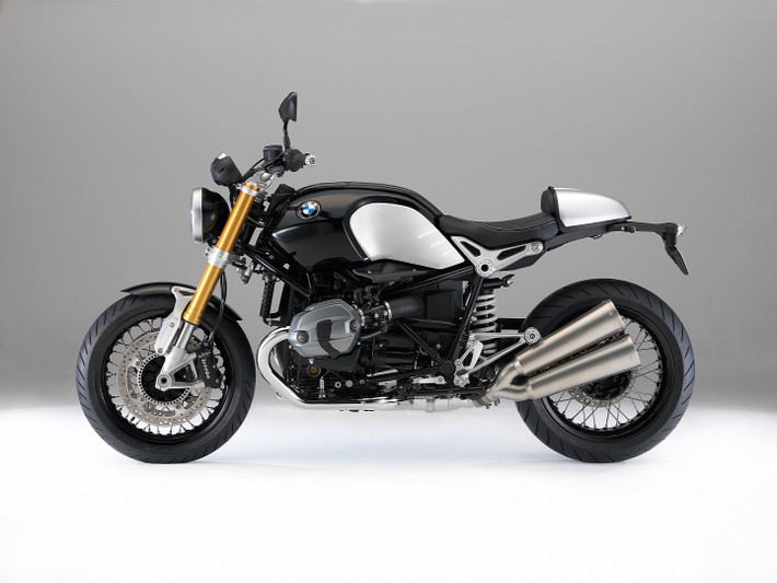 Xe sở hữu kích thước dài 2.200 mm, rộng 890 mm và cao 1.265mm. Chiều cao yên của BMW R NineT 2014 dừng ở mức 784 mm, khá phù hợp với vóc dáng người Việt.