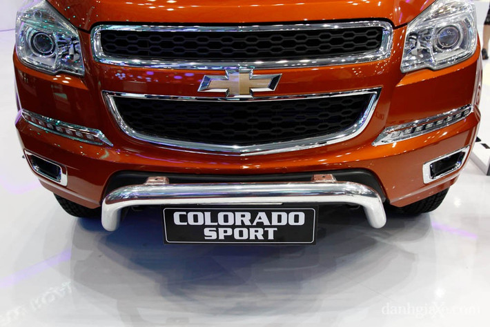 50 khách hàng đầu tiên sở hữu Colorado mới sẽ được tặng kèm Bộ phụ kiện thể thao chính hãng Chevrolet với số lượng có hạn bao gồm tấm lót thùng xe, thanh trang trí thể thao đi kèm nắp thùng sau, đèn chiếu sáng ban ngày dạng LED và bảo vệ cản trước. Giá bán của Chevrolet Colorado mới là 719 triệu đồng (bao gồm VAT).