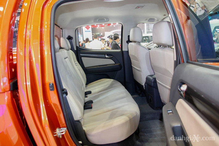 Các trang bị tiện nghi trên Chevrolet Colorado bao gồm: Ghế da cao cấp với vị trí ghế lái điều chỉnh điện 6 hướng, vô-lăng bọc da được tích hợp các nút bấm điều khiển hệ thống âm thanh, hệ thống điều hòa tự động có chức năng lọc khí, hệ thống giải trí đa phương tiện DVD, AM, FM, MP3, AUX, USB, Bluetooth, 6 loa...